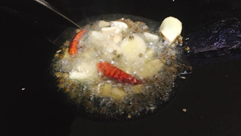 快手酸菜鱼 美味又开胃,加入蒜头爆香,
出香味后,加入姜片、泡椒、干辣椒、麻椒,小火煸香。