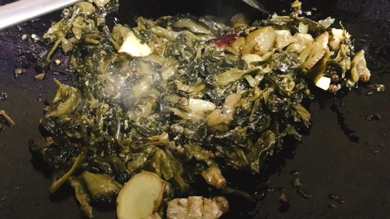 快手酸菜鱼 美味又开胃,出香味后,加入酸菜包煸炒至酸菜出香味。