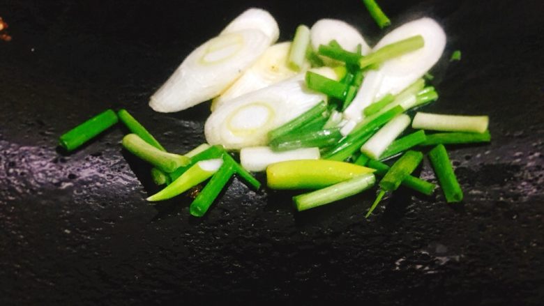 香脆芝麻辣子鸡,加入大小葱一起爆炒,