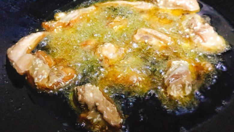 香脆芝麻辣子鸡,锅内放油,加热至6成热后,转小火。
放入鸡翅。