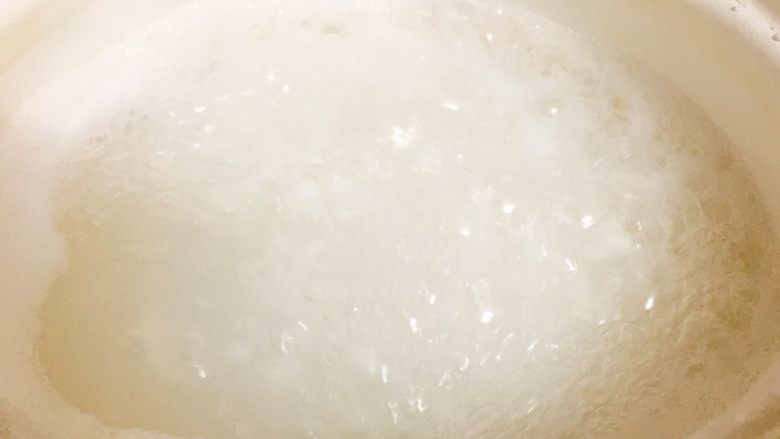 干贝鱿鱼白菜粥 鲜甜美味营养,再加入较多水,大火煮至粥水沸腾,转中火煮5分钟。