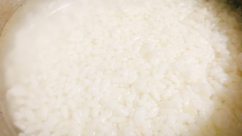 干贝鱿鱼白菜粥 鲜甜美味营养,加入少许水后,将米饭搅拌散开。