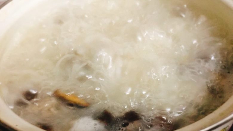 干贝鱿鱼白菜粥 鲜甜美味营养,继续煮…沸腾至少5分钟,那样食物的鲜美可以更好的释放出来。
(期间多搅拌,如果粥水太少,可以继续加水哦!)