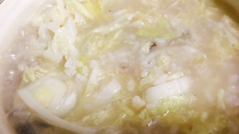 干贝鱿鱼白菜粥 鲜甜美味营养,加入白菜丝,一起煮至白菜丝熟了。