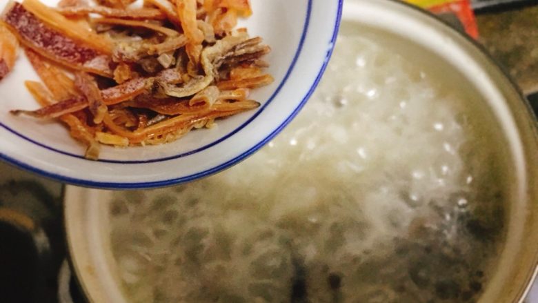 干贝鱿鱼白菜粥 鲜甜美味营养,再加入鱿鱼丝,