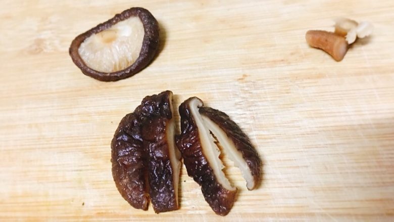 干贝鱿鱼白菜粥 鲜甜美味营养,香菇挤去水分,切丝备用。