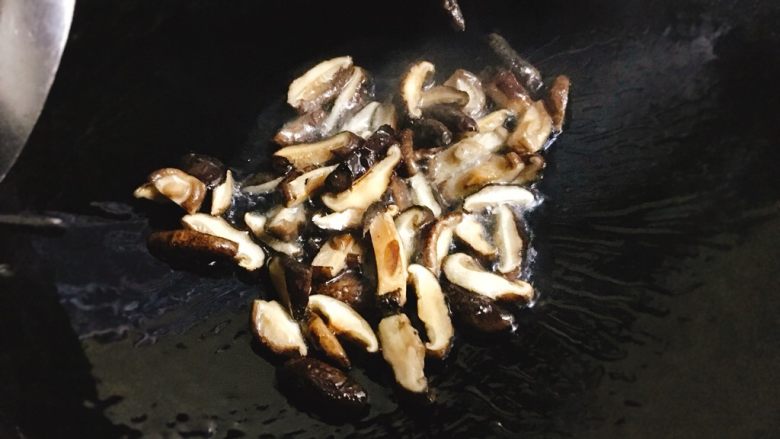 干贝鱿鱼白菜粥 鲜甜美味营养,趁干贝加入后煮的时间里,锅内加油,6成热时候,放入切好的香菇丝爆香。
