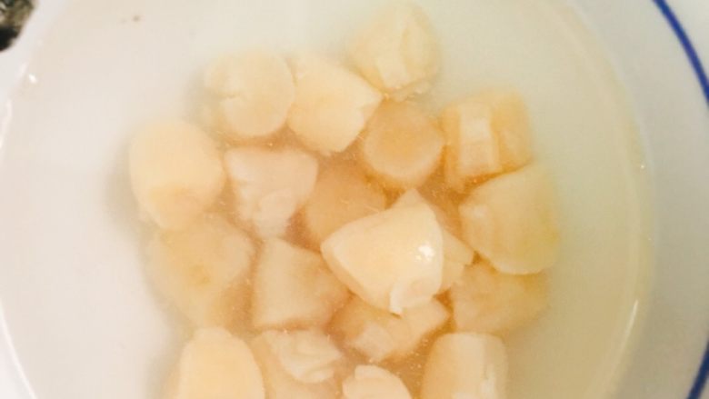 干贝鱿鱼白菜粥 鲜甜美味营养,<a style='color:red;display:inline-block;' href='/shicai/ 195'>干贝</a>洗净,提前至少1小时清水浸泡。