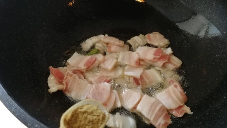 回锅肉香辣土豆片,加花椒面