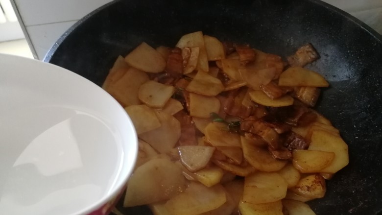 回锅肉香辣土豆片,加半碗开水,加一点点盐。