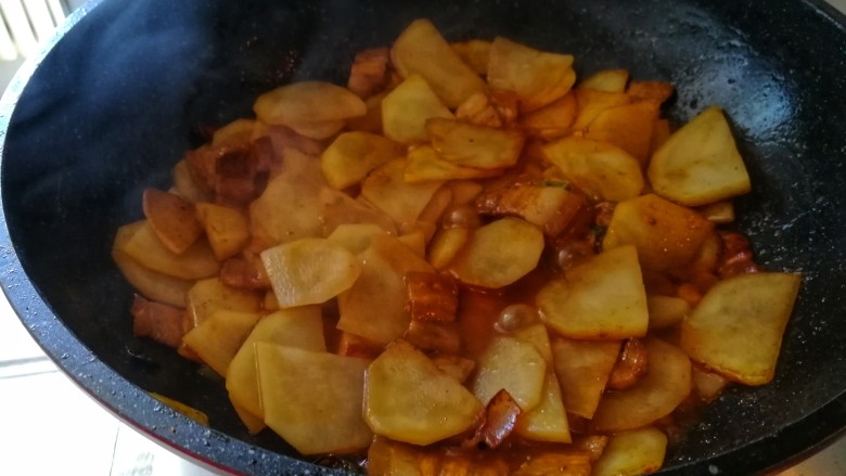 回锅肉香辣土豆片,继续翻炒,大火收汤。