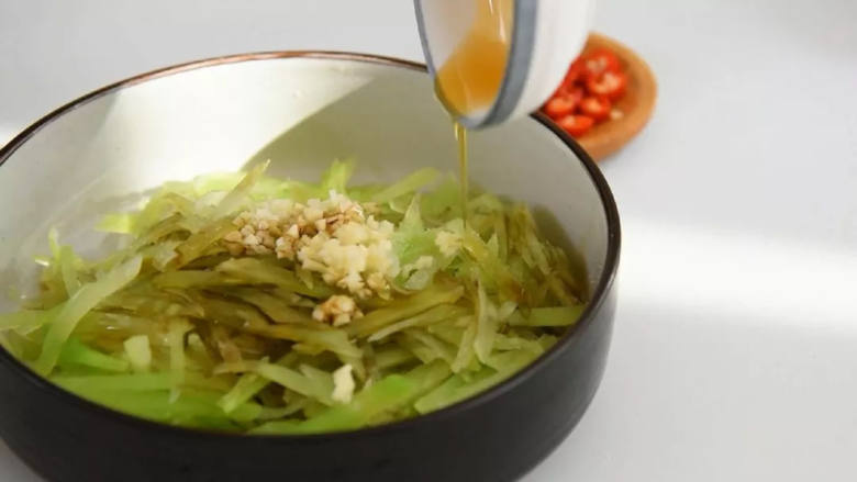 清脆爽口的开胃菜,简单易学又好吃,往莴笋里倒入盐、蒜末、醋、<a style='color:red;display:inline-block;' href='/shicai/ 5506'>麻油</a>。