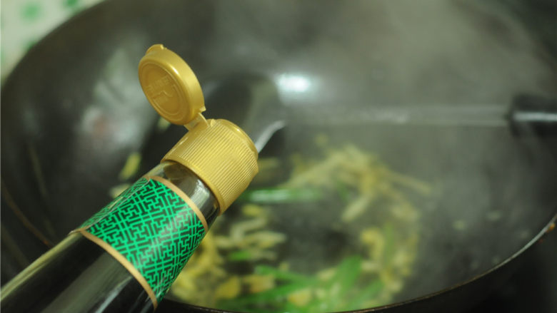 蒸鲈鱼,淋入少许生抽,加入少许水,烧开