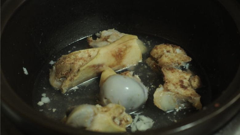 西兰花茎回锅肉,肉骨头不要丢掉了,加点水还可以炖一锅汤,用来下面条煮米粉最美味了