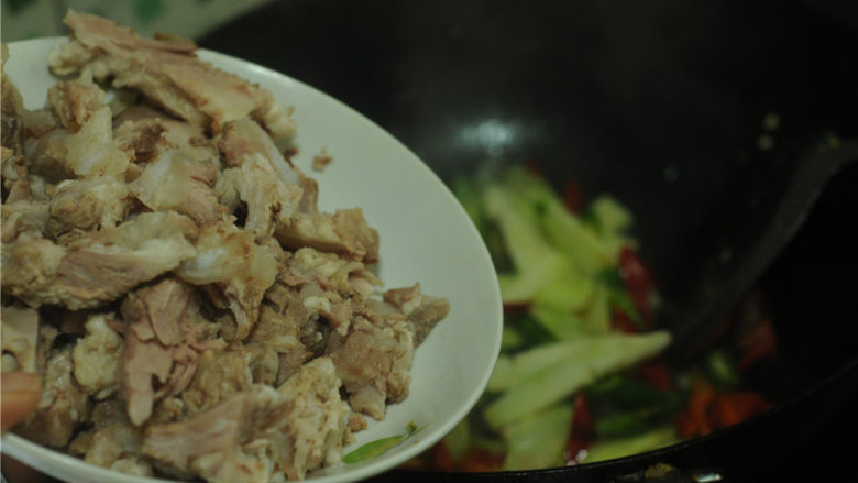 西兰花茎回锅肉,将肉片倒进锅里,翻拌至肉片变热