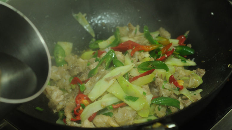 西兰花茎回锅肉,如果觉得很干,沿着锅边淋入少许水