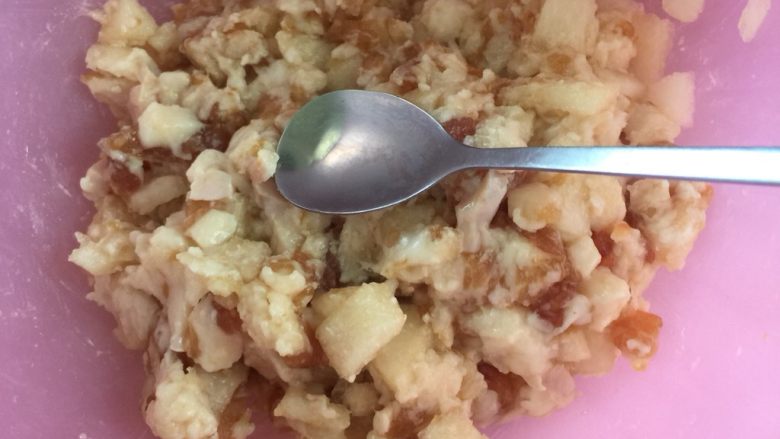 梨子肉馅包,梨子丁和五花肉碎拌匀。梨和五花肉我都手工剁,不要剁成泥哦,这样更有囗感。