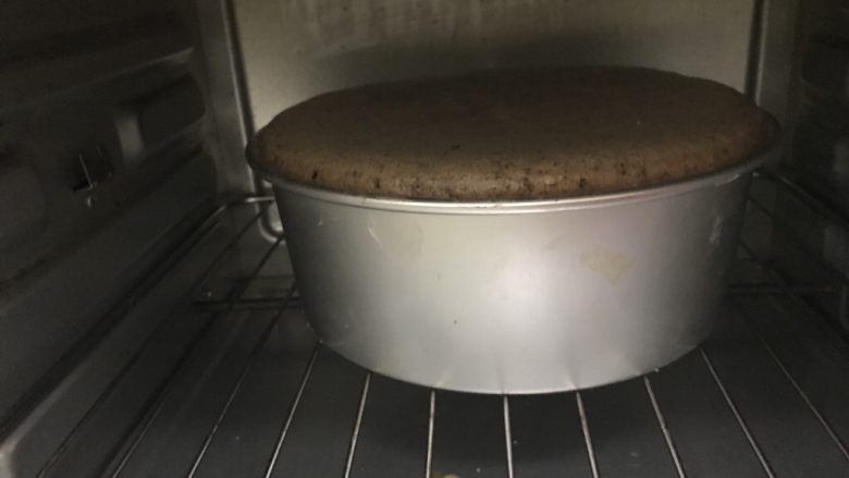 可可粉海绵蛋糕,送入预热好的烤箱,135度25分钟,转150度25分钟;(烤箱根据自己家脾气)。