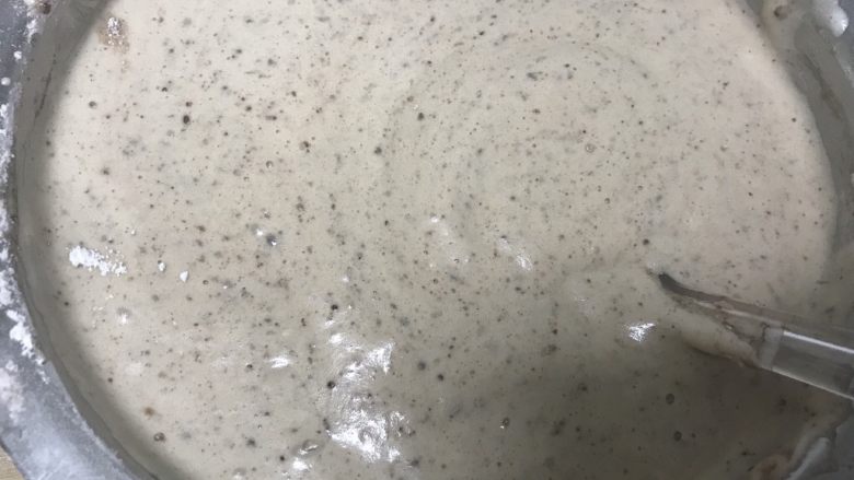 可可粉海绵蛋糕,换刮刀,快速的抄底翻拌均匀即可。