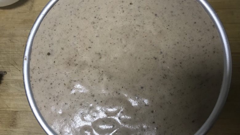 可可粉海绵蛋糕,快速倒入模具,最好8分满,在桌面上震几下,震出一些大气泡。