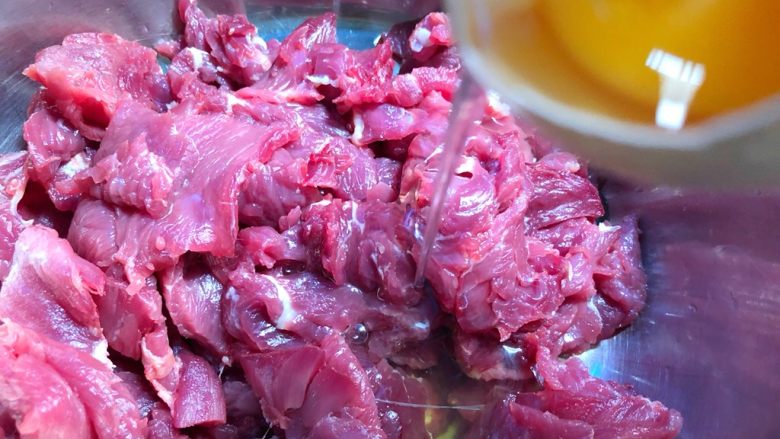 水煮牛肉,牛肉放入大碗,打入蛋清(蛋黄不要)