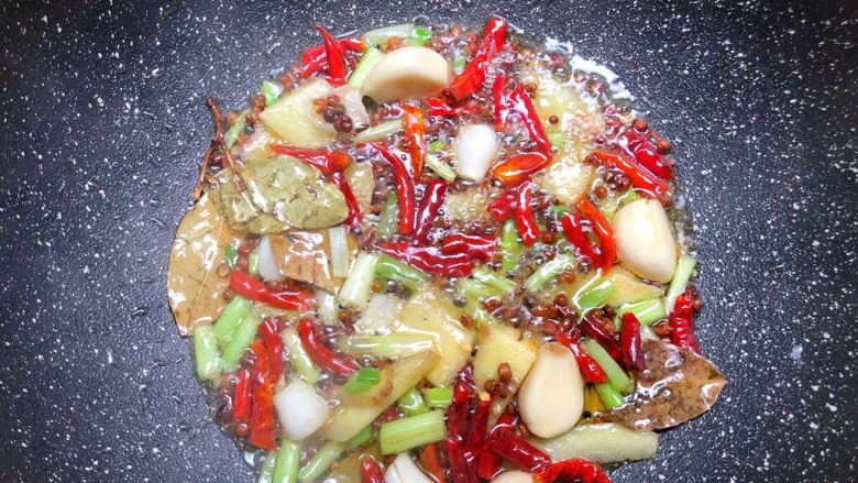 水煮牛肉,热锅凉油,放入蒜头,葱白,姜片,花椒,香叶,干辣椒(干辣椒只要四分之三,留四分之一最后用)小火炒出香味