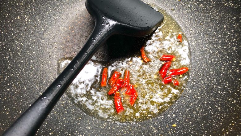 水煮牛肉,锅里放适量油,放入剩下的干辣椒,小火炒出香味
