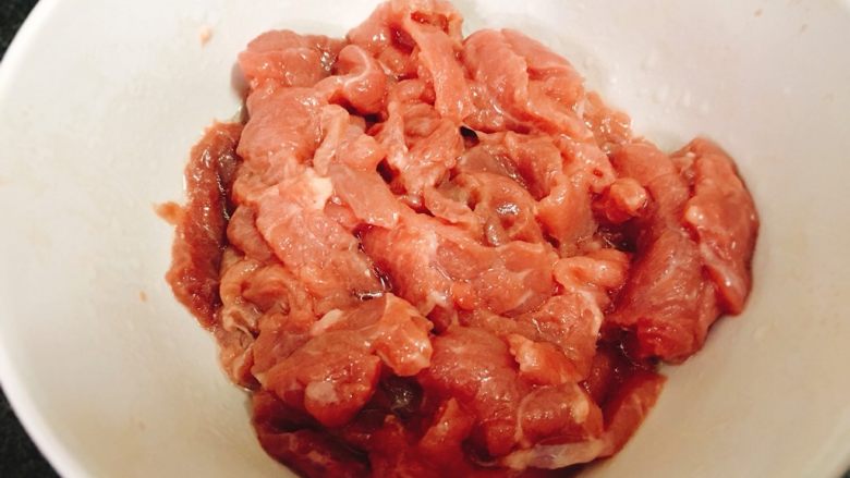 洋葱黑椒牛肉饭 懒人快手一人餐,将<a style='color:red;display:inline-block;' href='/shicai/ 216'>牛肉</a>洗净,切片备用。