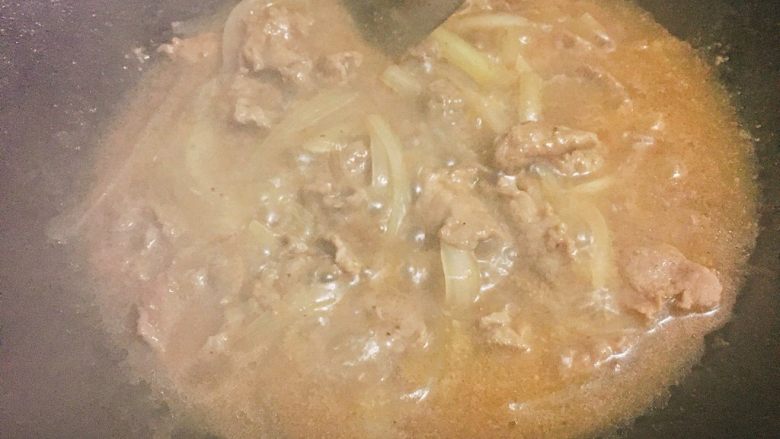 洋葱黑椒牛肉饭 懒人快手一人餐,将预先调好的酱汁倒入,烩合翻炒均匀。