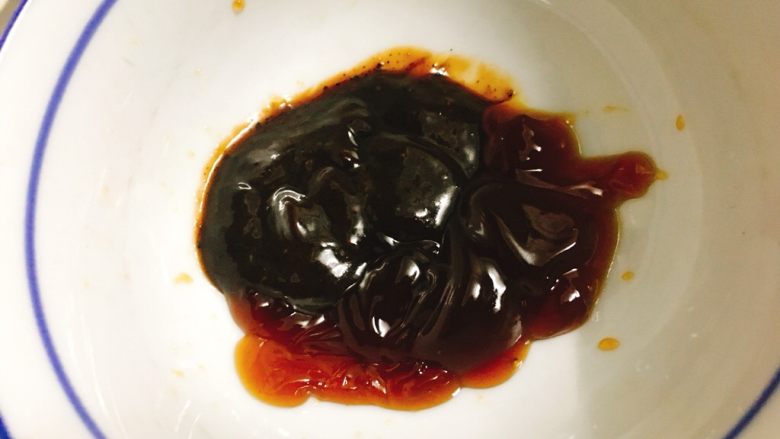 洋葱黑椒牛肉饭 懒人快手一人餐,取一小碗,加入<a style='color:red;display:inline-block;' href='/shicai/ 721'>蚝油</a>,