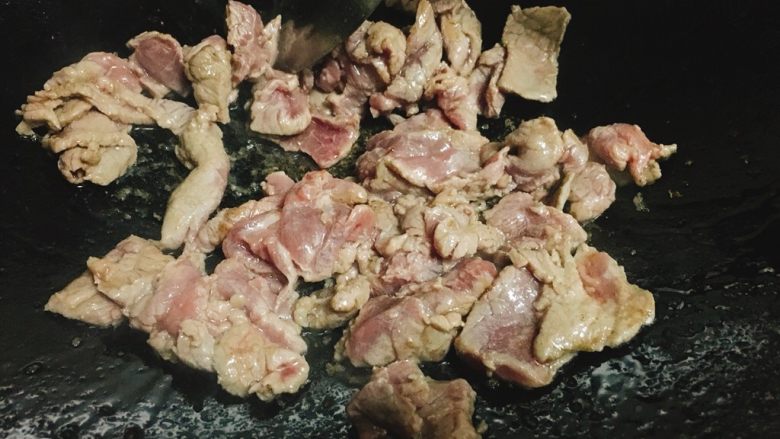 洋葱黑椒牛肉饭 懒人快手一人餐,热锅,冷油加入,温热到6成热时候,加入牛肉快速翻炒约10秒钟。