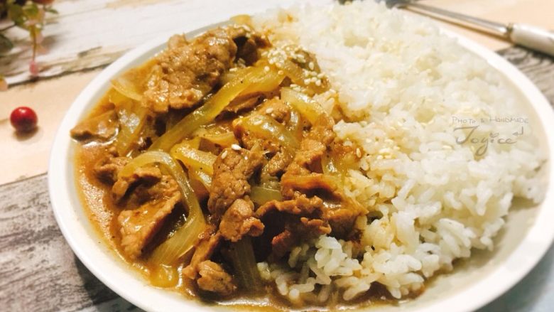 洋葱黑椒牛肉饭 懒人快手一人餐,盛起一碗饭,淋上洋葱黑椒牛肉。