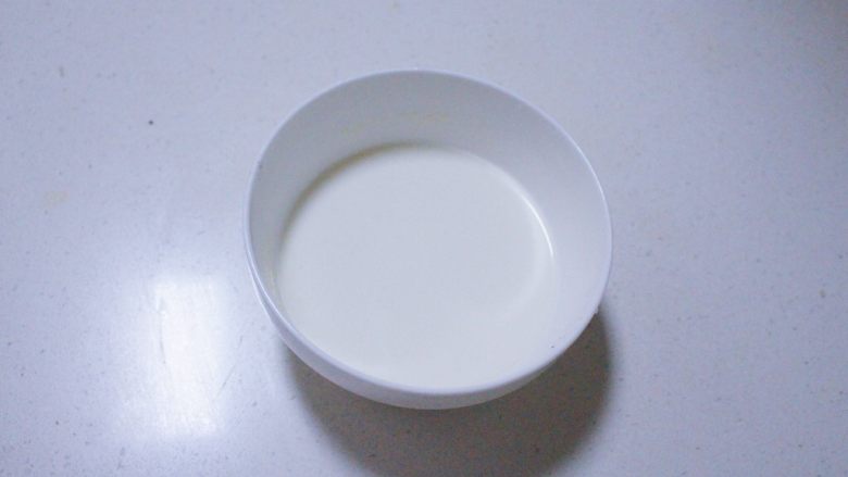紫薯黑芝麻烙饼(冷藏发酵法),<a style='color:red;display:inline-block;' href='/shicai/ 1124'>奶粉</a>用温水冲开