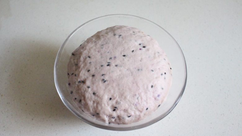 紫薯黑芝麻烙饼(冷藏发酵法),取出发酵好的面团,放于室温回温15分钟