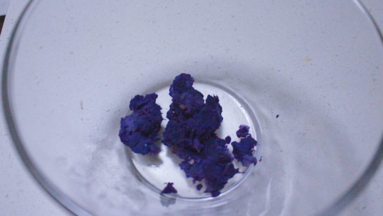 紫薯黑芝麻烙饼(冷藏发酵法),紫薯蒸熟后去皮,碾成泥