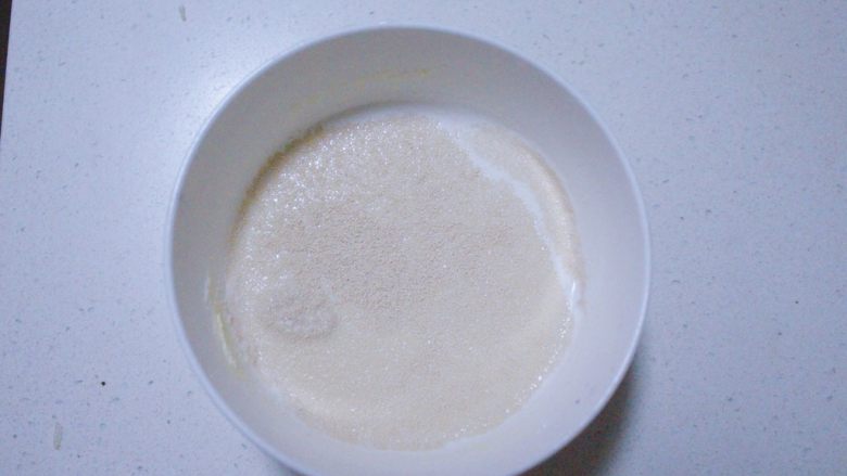 紫薯黑芝麻烙饼(冷藏发酵法),将<a style='color:red;display:inline-block;' href='/shicai/ 731'>酵母</a>粉放入温奶中静置融化,放于一旁备用