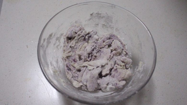 紫薯黑芝麻烙饼(冷藏发酵法),倒入牛奶液,用筷子搅拌成棉絮状