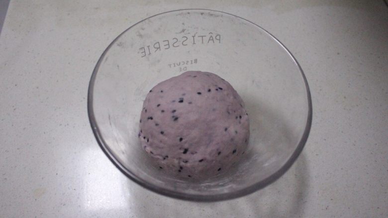 紫薯黑芝麻烙饼(冷藏发酵法),揉成光滑的面团