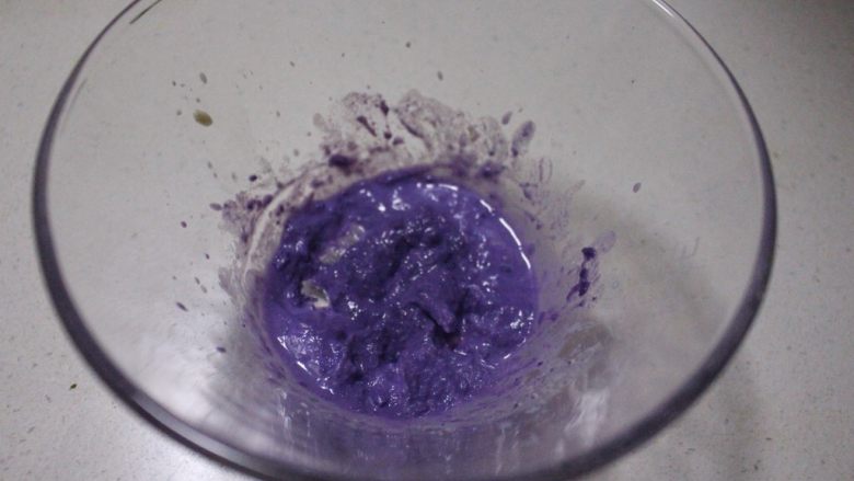 紫薯黑芝麻烙饼(冷藏发酵法),倒入一点点牛奶液搅拌均匀,不要有小疙瘩