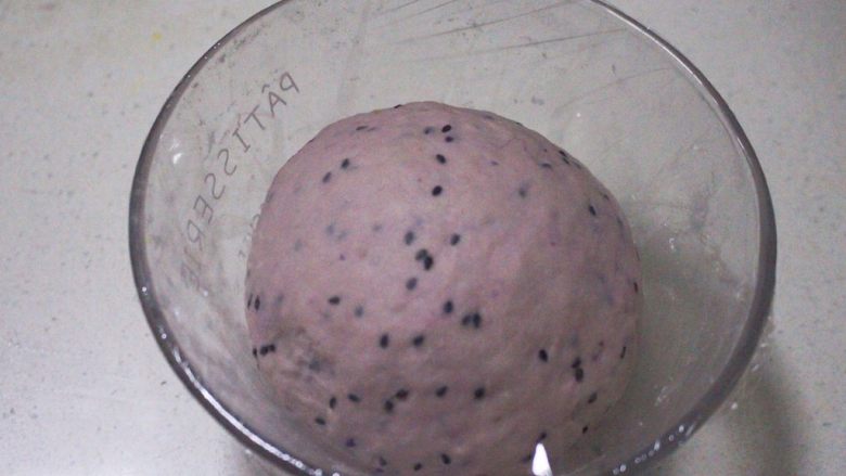 紫薯黑芝麻烙饼(冷藏发酵法),盖上保鲜膜,放入冰箱冷藏发酵12小时