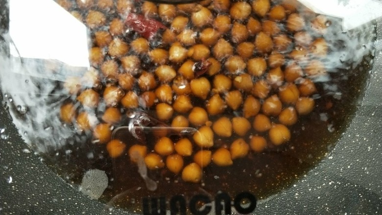 快手卤水鹰嘴豆,盖盖,小火🔥焖煮半小时。