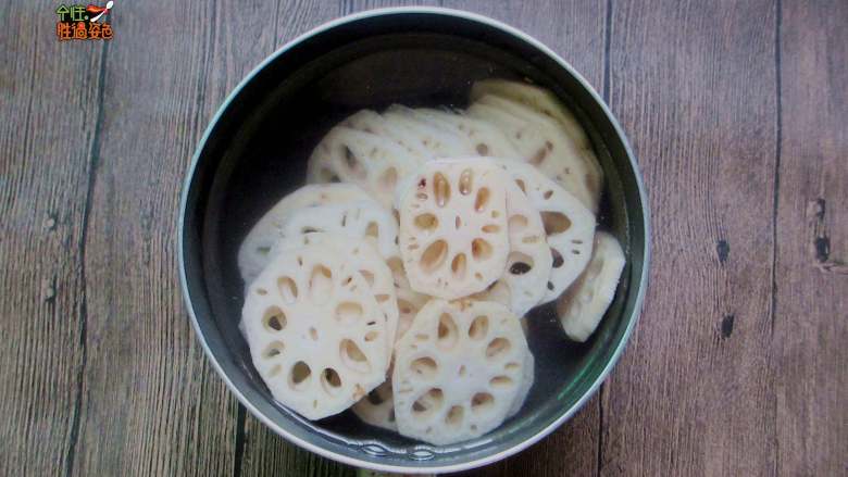 糖醋藕片,藕片加入2滴白醋焯水,捞出备用