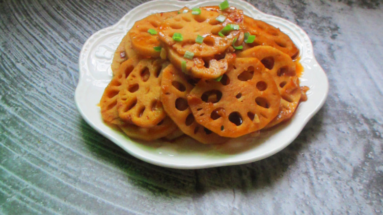 糖醋藕片,大火收汁,装盘