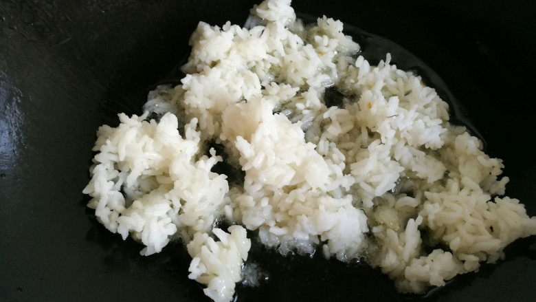 海兔芦笋蛋炒饭,锅里放油,倒入凉米饭翻炒一会儿。
