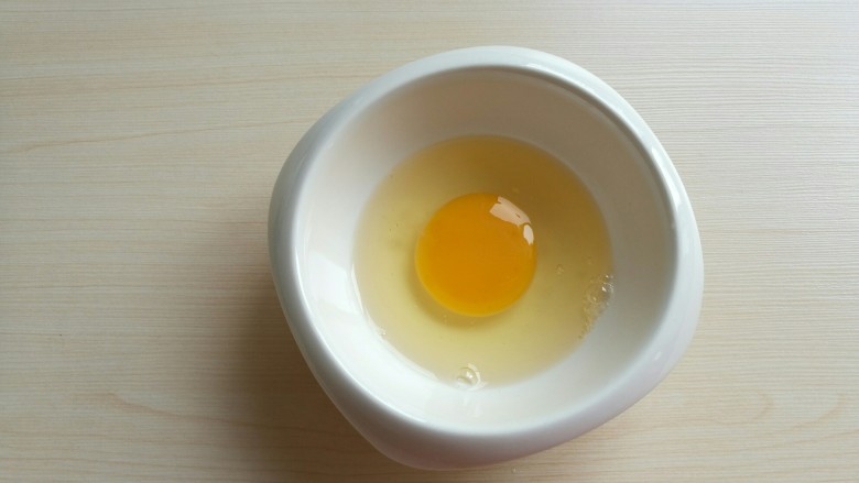 海兔芦笋蛋炒饭,<a style='color:red;display:inline-block;' href='/shicai/ 9'>鸡蛋</a>打入碗中,或者炒饭时直接打入锅里也可。