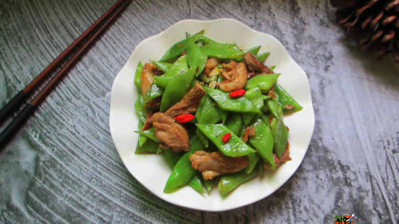 蒜香五花肉炒荷兰豆,荷兰豆鲜嫩清爽的口感，加上五花肉，令整道菜更显清香，味道也变得更加香甜