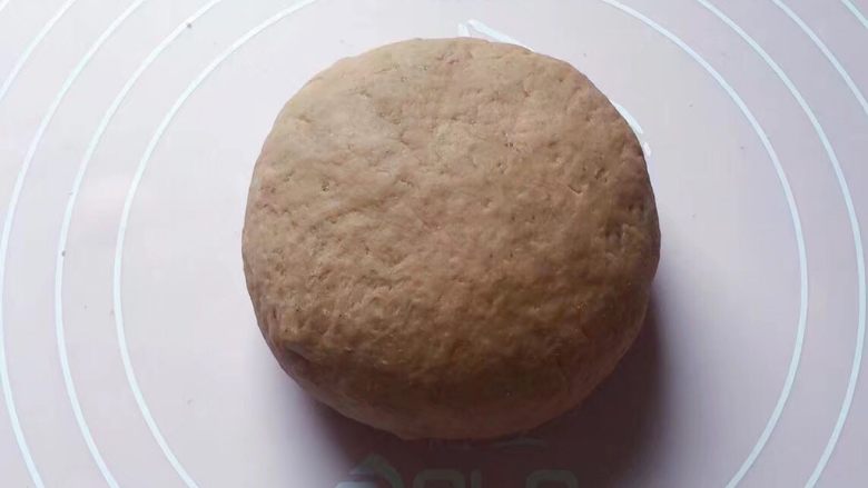花生型馒头,再用手和成软硬适中的面团,盖上保鲜膜放温暖处发酵至2倍大。