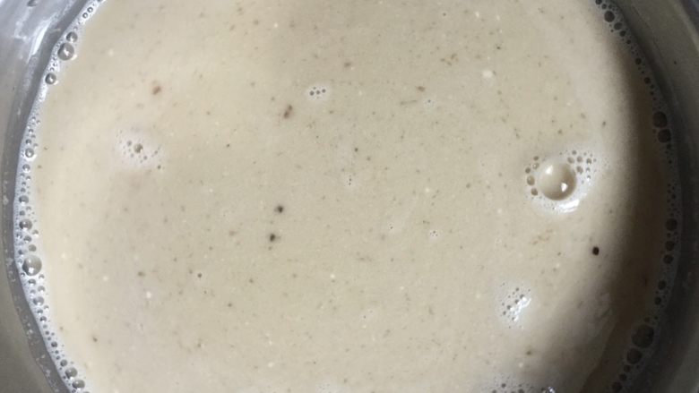 冰糖红枣糕,把煮好的红枣糖水倒入马蹄粉水中,一边倒一边搅拌