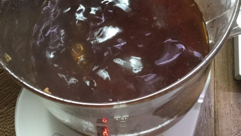 冰糖红枣糕,红枣水煮好后隔渣，把准备好的200g<a style='color:red;display:inline-block;' href='/shicai/ 866'>冰糖</a>与红枣水同煮至<a style='color:red;display:inline-block;' href='/shicai/ 866'>冰糖</a>完全融化