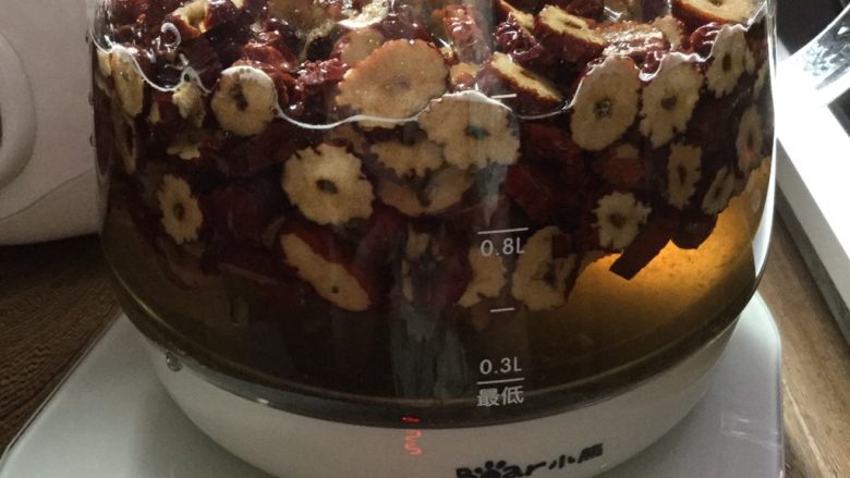 冰糖红枣糕,放入壶或锅里,倒入800g清水,煮30分钟